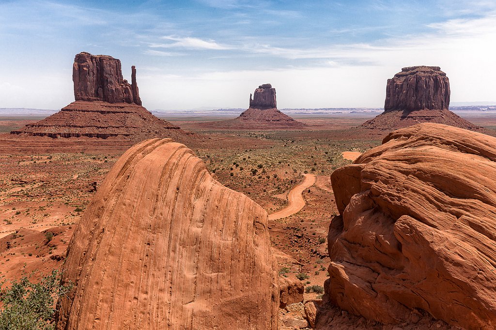 7 - LA MONUMENT  VALLEY TRA I SUOI GRANDI MASSI.jpg